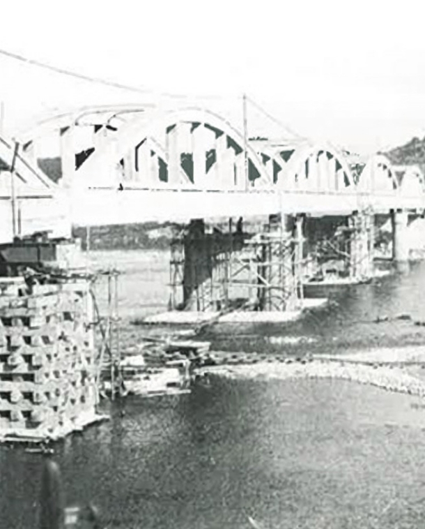 「高角橋扛上工事　ゲルバー桁橋脚工（島根県）」のイメージ