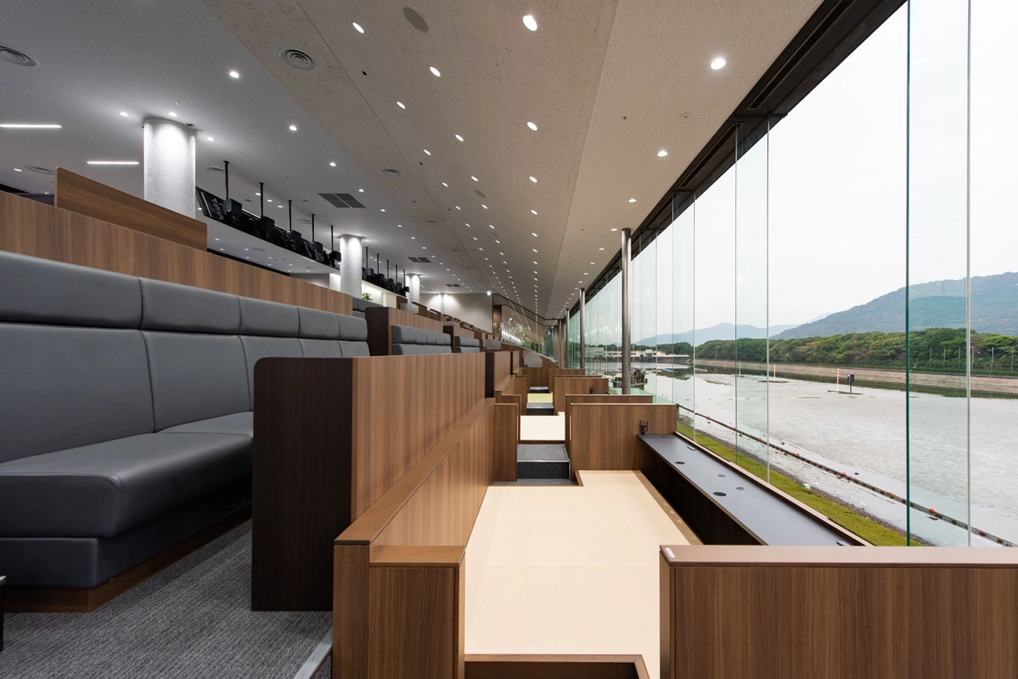 ReReC「唐津ボートレース場改修プロジェクト」観客席（施工後）