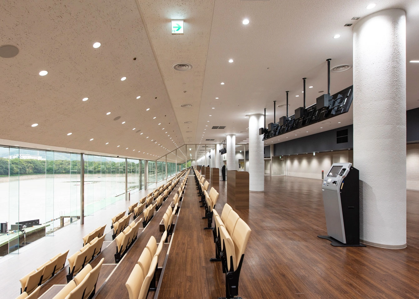 ReReC「唐津ボートレース場改修プロジェクト」観客席（施工後）