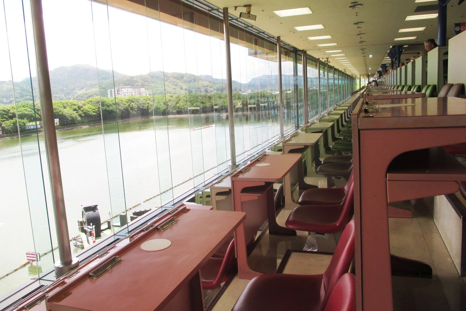 ReReC「唐津ボートレース場改修プロジェクト」観客席（施工前）