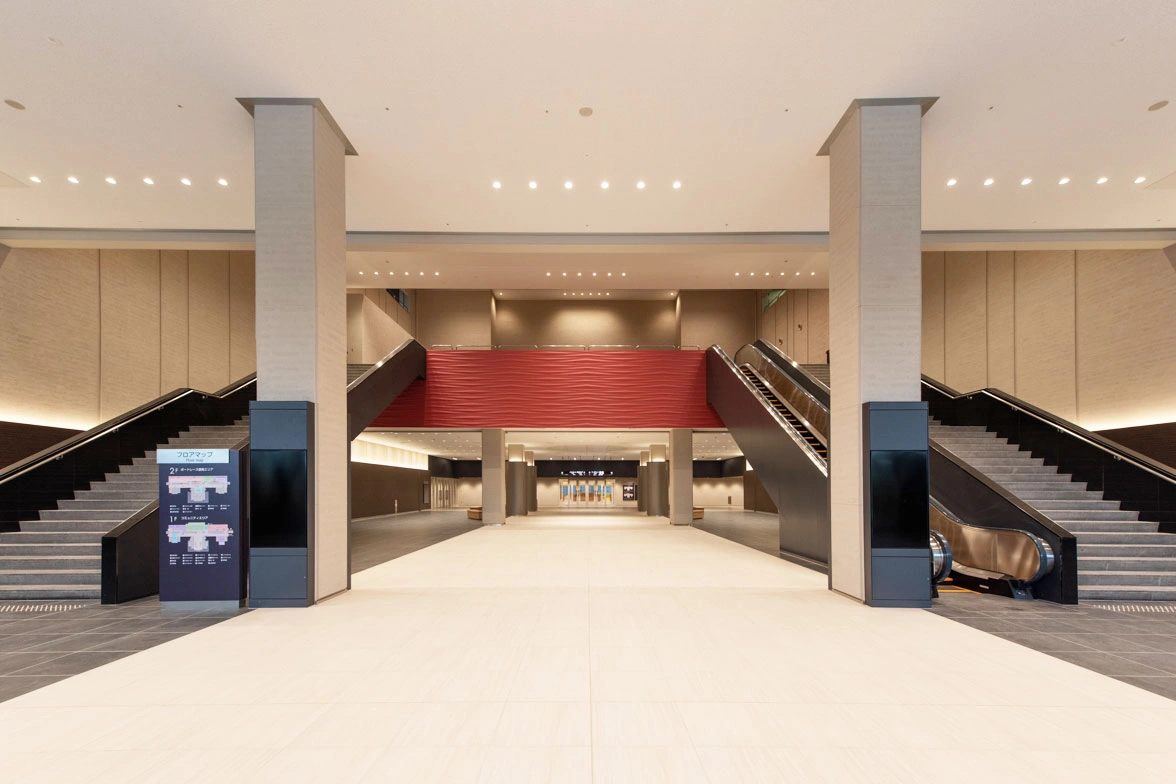 ReReC「唐津ボートレース場改修プロジェクト」エントランス（施工後）