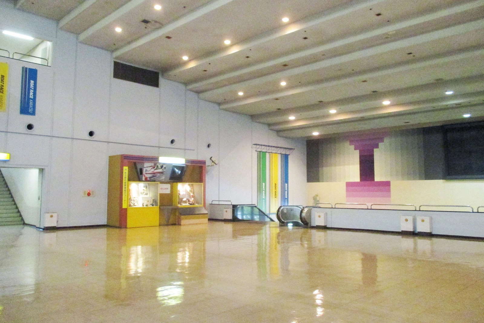 ReReC「唐津ボートレース場改修プロジェクト」ロビー（施工前）