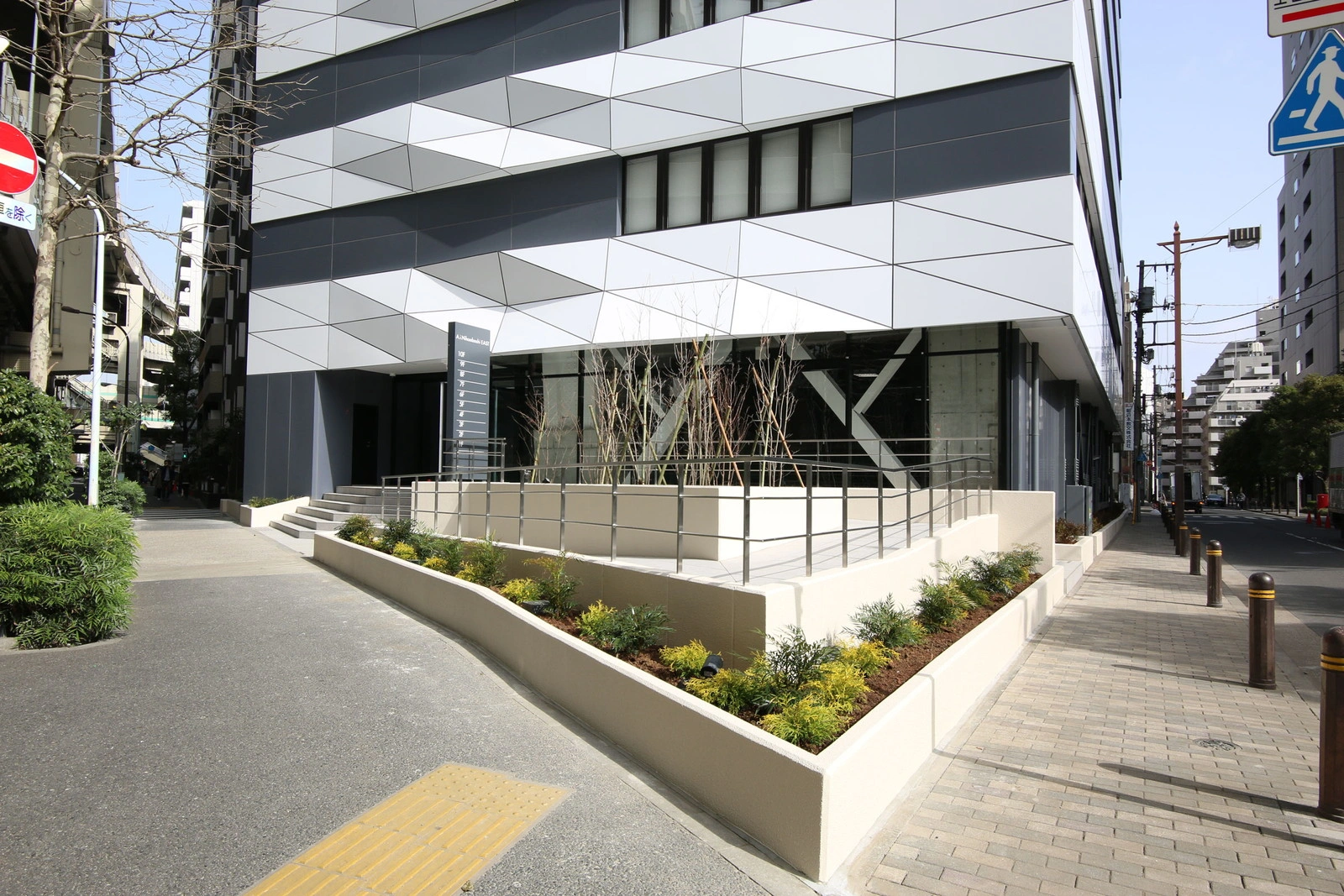 ReReC「日本橋箱崎ビル改修プロジェクト」エントランス（施工後）