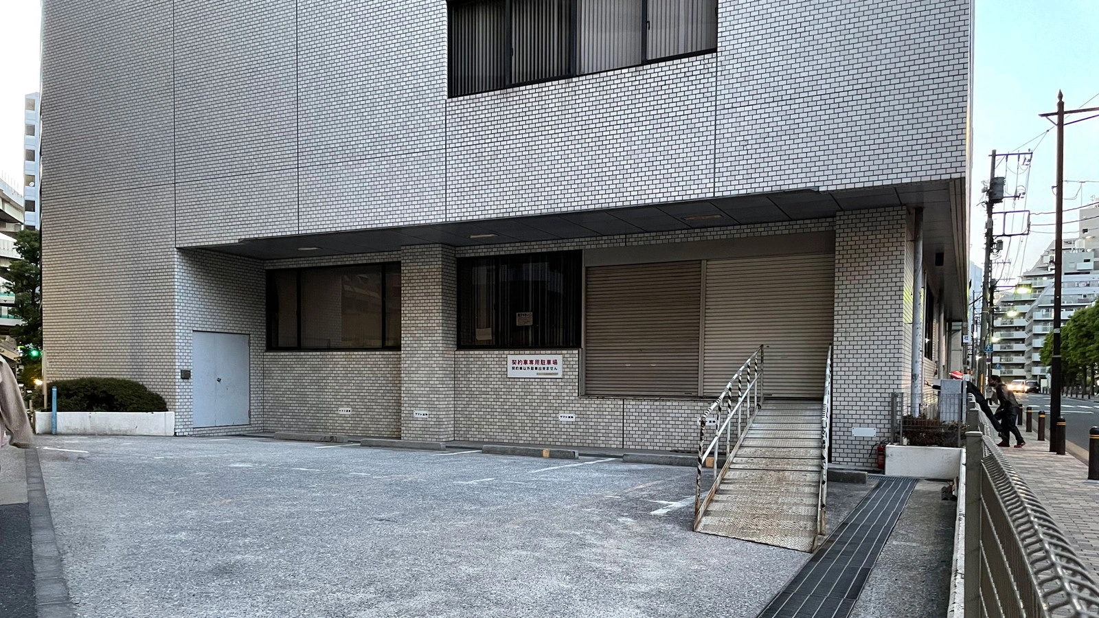 ReReC「日本橋箱崎ビル改修プロジェクト」エントランス（施工前）