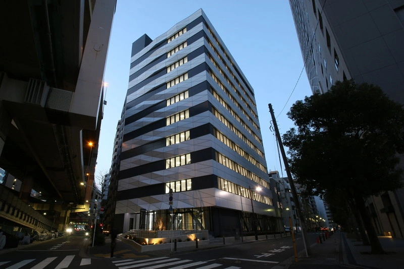 ReReC「日本橋箱崎ビル改修プロジェクト」外観夜（施工後）