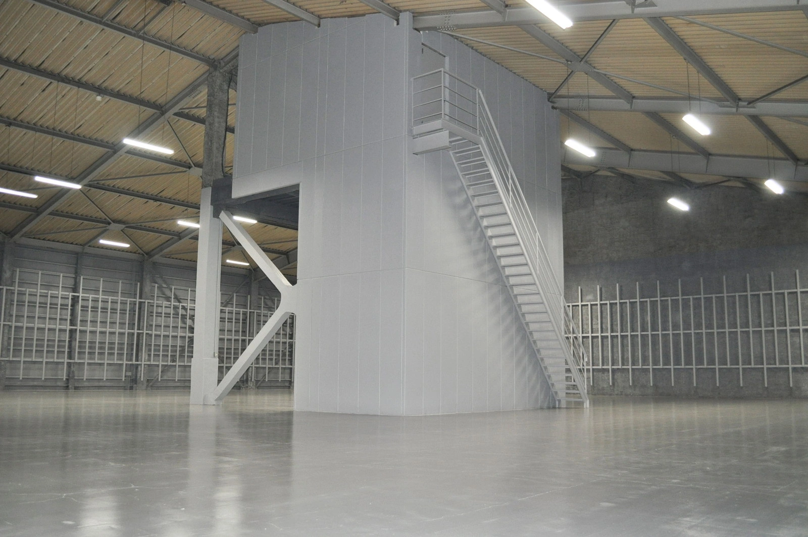 ReReC「船橋市西浦倉庫改修プロジェクト」倉庫内部（施工後）