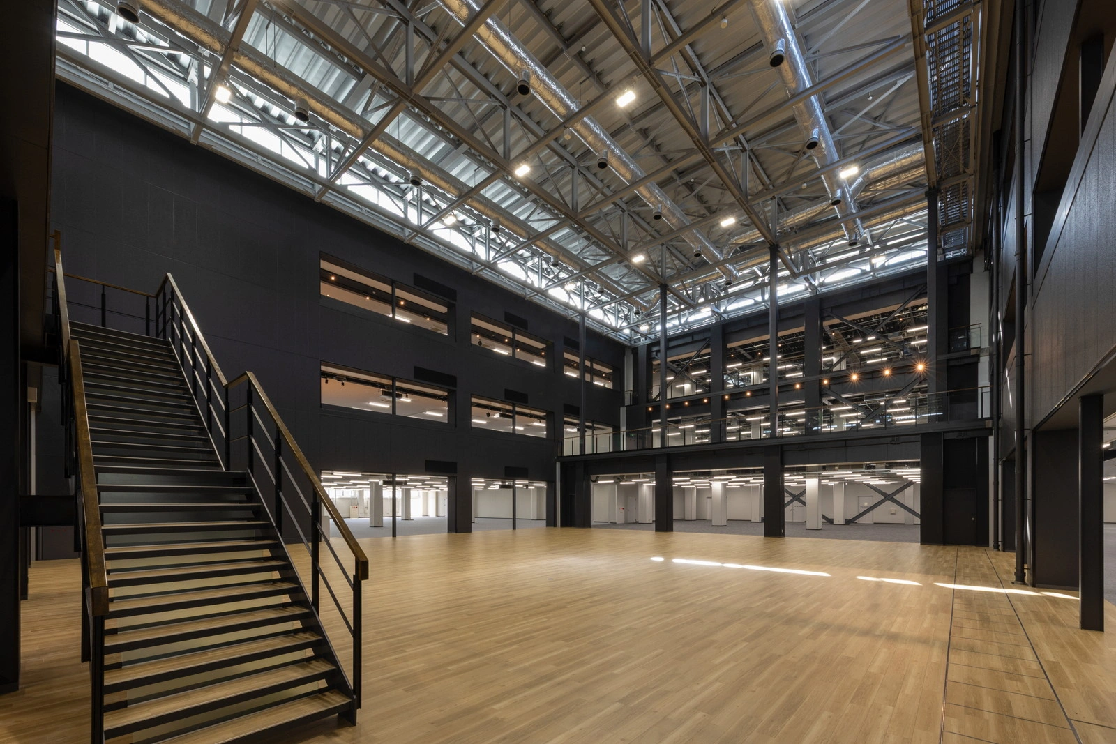 ReReC「ローランド（株）新本社プロジェクト」1Fアトリウム（施工後）